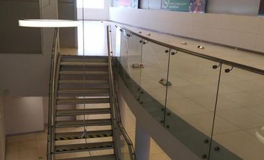 Excelente local comercial Sobre importante avenida.