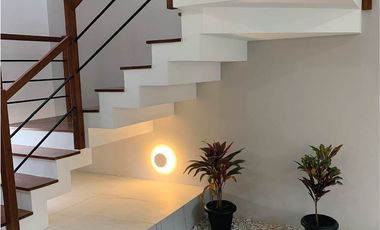 Preciosa Casa con Estilo Industrial Moderno en Fraccionamiento Privado