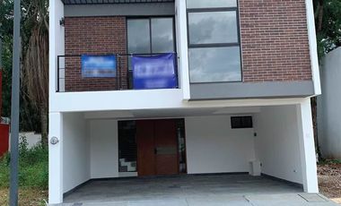 Preciosa Casa con Estilo Industrial Moderno en Fraccionamiento Privado