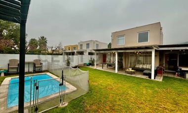 SE VENDE ESPECTACULAR CASA EN SANTA ELENA DE CHICUREO