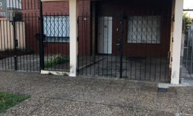 Casa en Venta en Banfield con otra casa en el fondo