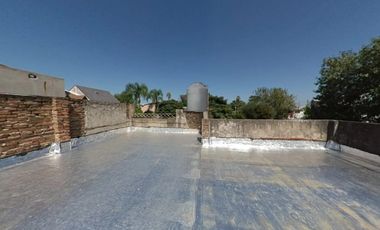 Casa en Venta en Banfield con otra casa en el fondo