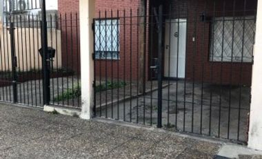 Casa en Venta en Banfield con otra casa en el fondo