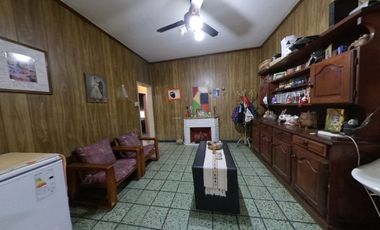 Casa en Venta en Banfield con otra casa en el fondo