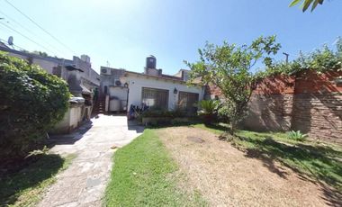Casa en Venta en Banfield con otra casa en el fondo
