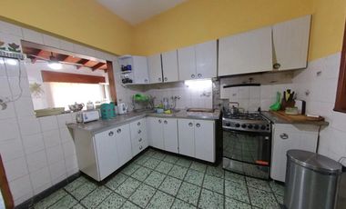 Casa en Venta en Banfield con otra casa en el fondo