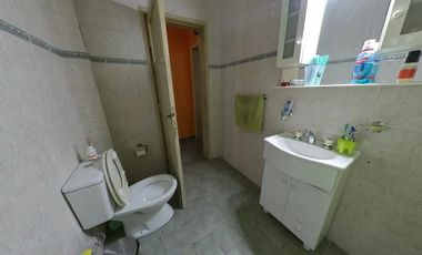 Casa en Venta en Banfield con otra casa en el fondo