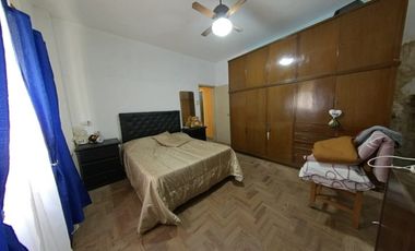 Casa en Venta en Banfield con otra casa en el fondo
