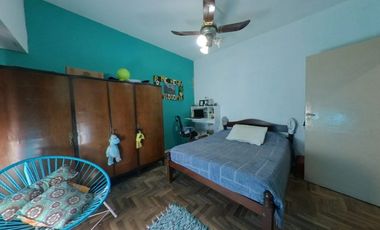 Casa en Venta en Banfield con otra casa en el fondo