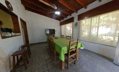 Casa en Venta en Banfield con otra casa en el fondo