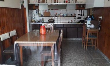 PROPIEDAD EN BLOCK: LOCAL CON VIVIENDA Y DEPTO EN ITALIA  Y ALBERTI