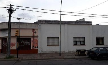 PROPIEDAD EN BLOCK: LOCAL CON VIVIENDA Y DEPTO EN ITALIA  Y ALBERTI