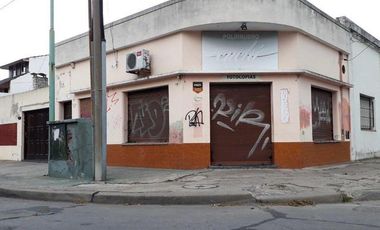 PROPIEDAD EN BLOCK: LOCAL CON VIVIENDA Y DEPTO EN ITALIA  Y ALBERTI