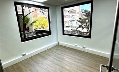 Oficina en arriendo en Providencia-Metro Los Leones