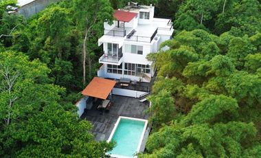 Esta hermosa casa de tres pisos combina lujo y comodidad, ubicada en una área favorecida por la naturaleza con sus paisajes verdes y el canto de las a