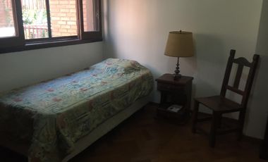 Excelente casa 7 amb ,en 2 plantas con gran jardín, quincho, garage y casa de huésoedes