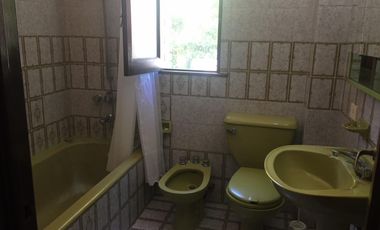 Excelente casa 7 amb ,en 2 plantas con gran jardín, quincho, garage y casa de huésoedes