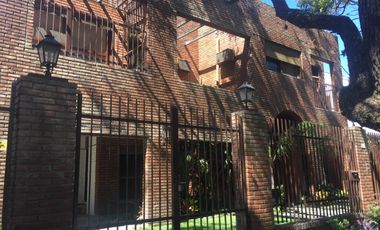 Excelente casa 7 amb ,en 2 plantas con gran jardín, quincho, garage y casa de huésoedes