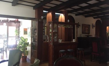 Excelente casa 7 amb ,en 2 plantas con gran jardín, quincho, garage y casa de huésoedes