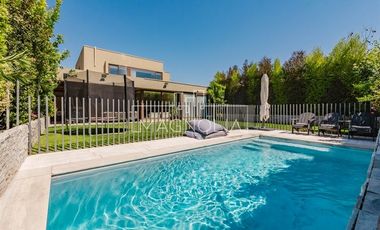 Preciosa Casa en venta de 4 dorm. en piedra roja