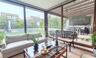 Preciosa Casa en venta de 4 dorm. en piedra roja