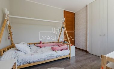Preciosa Casa en venta de 4 dorm. en piedra roja