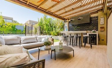 Preciosa Casa en venta de 4 dorm. en piedra roja