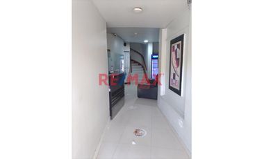 ¡Gran Oportunidad de Inversión!
Remato Hospedaje Titanic – Ubicación Estratégica en Piura
2do, 4to y 5to piso más azotea

📍 Esquina de Alta Exposi