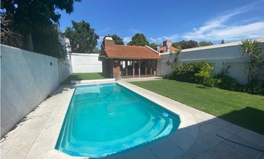 Chalet 7 ambientes. Excelente ubicación. U$S 410.000.-