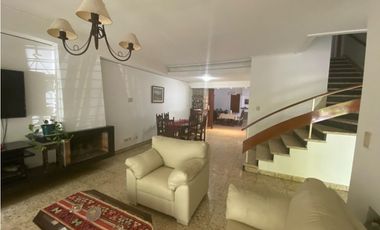 Chalet 7 ambientes. Excelente ubicación. U$S 410.000.-
