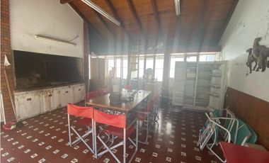 Chalet 7 ambientes. Excelente ubicación. U$S 410.000.-