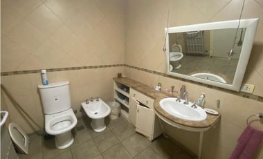 Chalet 7 ambientes. Excelente ubicación. U$S 410.000.-