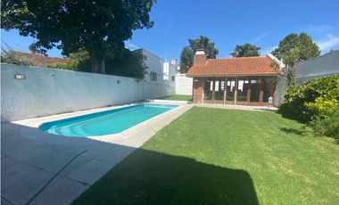 Chalet 7 ambientes. Excelente ubicación. U$S 410.000.-