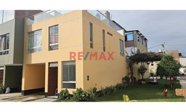 🏡 ¡Vive con tranquilidad en la Campiña de Moche! 🌿✨

Descubre esta hermosa casa en esquina, ubicada dentro del exclusivo Condominio Villa Muchik, do