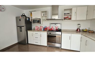 🏡 ¡Vive con tranquilidad en la Campiña de Moche! 🌿✨

Descubre esta hermosa casa en esquina, ubicada dentro del exclusivo Condominio Villa Muchik, do