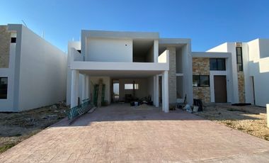 Casa en venta en privada por el country Club Mérida Yucatán