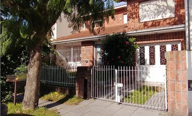Chalet 5 ambientes. Amplio lote. Zona Chauvin.