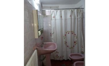 Chalet 5 ambientes. Amplio lote. Zona Chauvin.