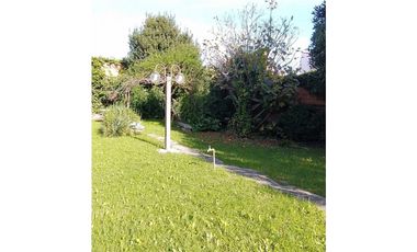 Chalet 5 ambientes. Amplio lote. Zona Chauvin.