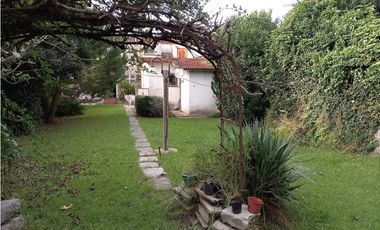 Chalet 5 ambientes. Amplio lote. Zona Chauvin.
