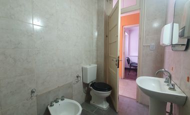 Venta - Oficinas en dos plantas en block - Brown 3285