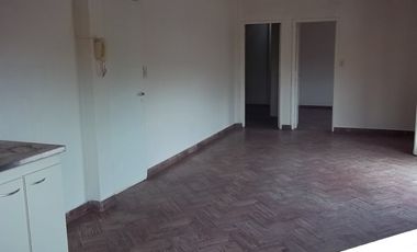 Alquiler departamento 3 ambientes La Tablada.-