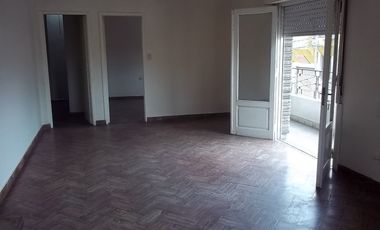 Alquiler departamento 3 ambientes La Tablada.-