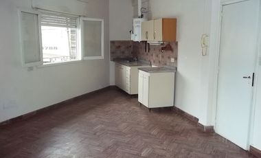 Alquiler departamento 3 ambientes La Tablada.-