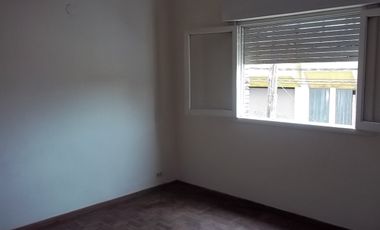 Alquiler departamento 3 ambientes La Tablada.-