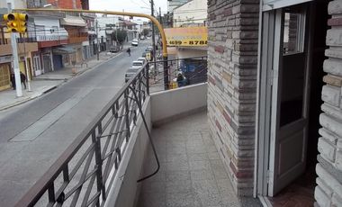Alquiler departamento 3 ambientes La Tablada.-
