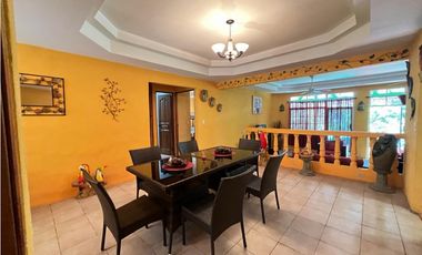 CASA EN VENTA CON JACUZZI EN ALTOS DEL MARIA
