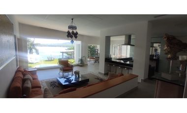 RESIDENCIA EN VENTA A ORILLA DEL LAGO 
