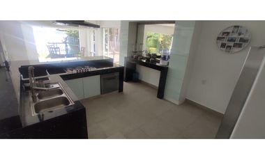 RESIDENCIA EN VENTA A ORILLA DEL LAGO 