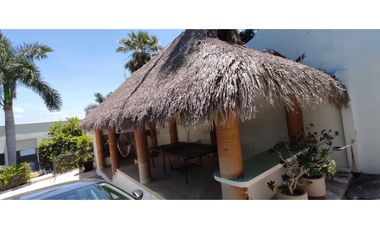 RESIDENCIA EN VENTA A ORILLA DEL LAGO 